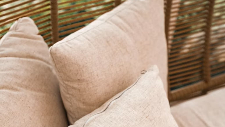 Comment bien choisir son tissu pour coussins d'extérieur ? Le guide pratique