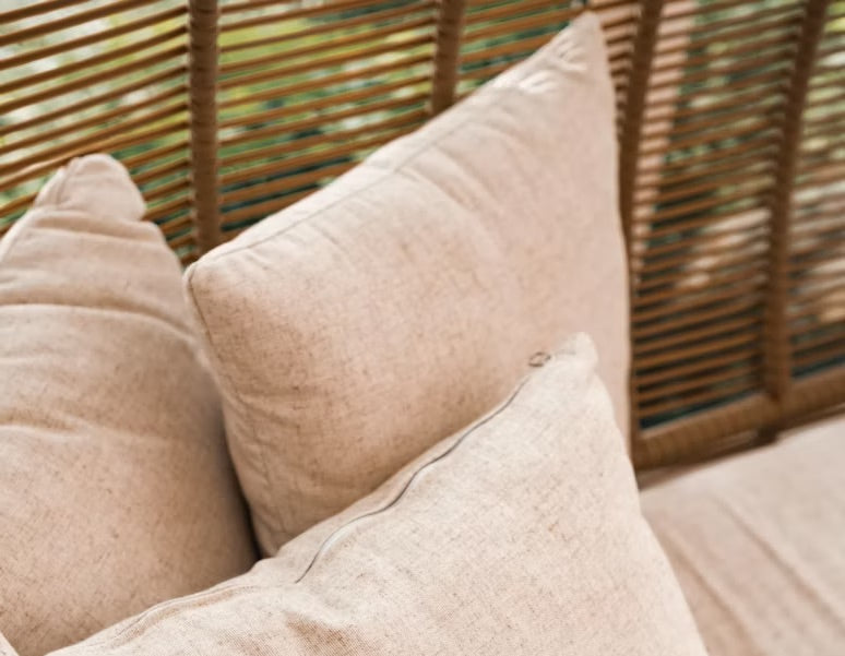 Comment bien choisir son tissu pour coussins d'extérieur ? Le guide pratique