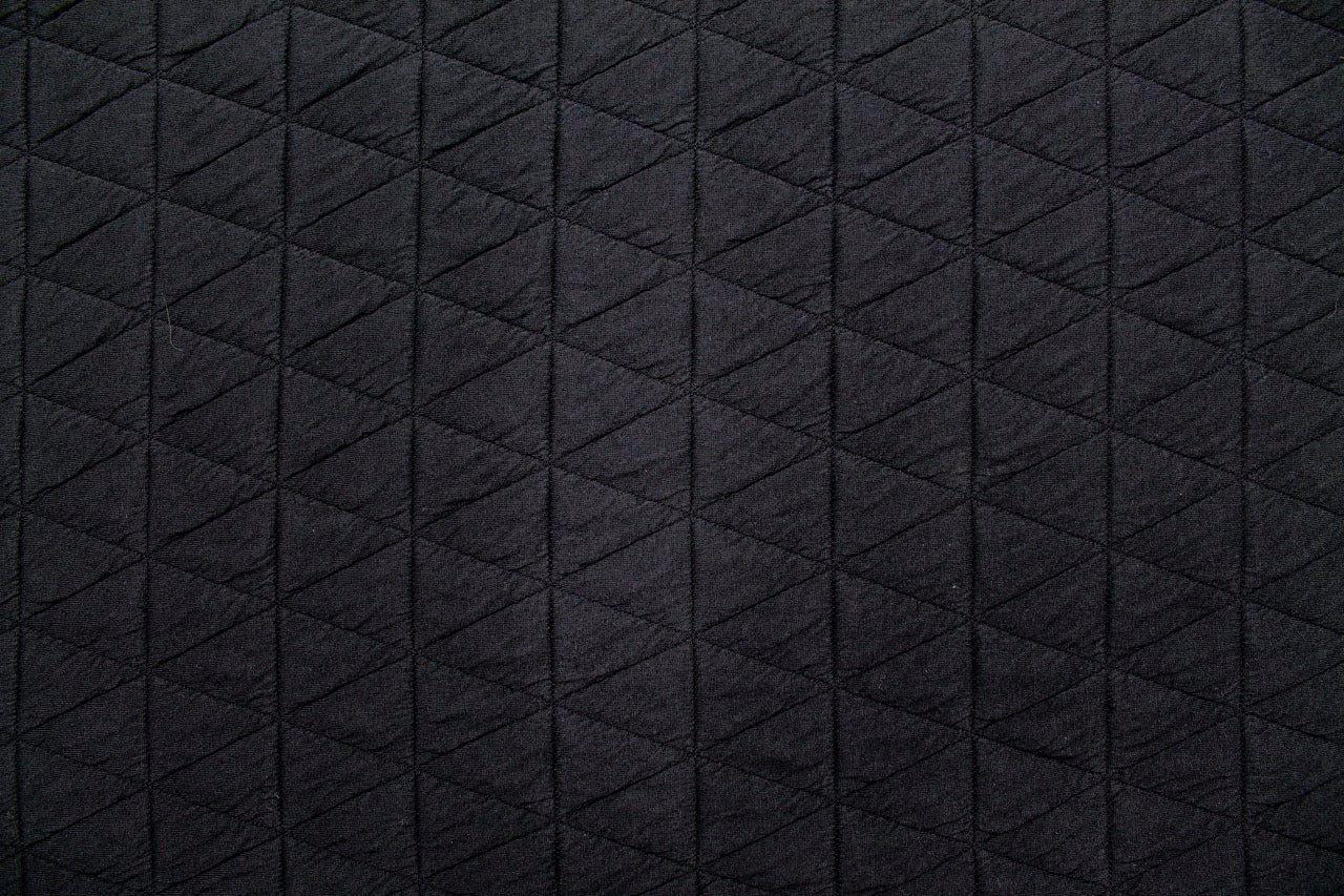Tissu Jersey Sweat Matelassé Triangles Noir
