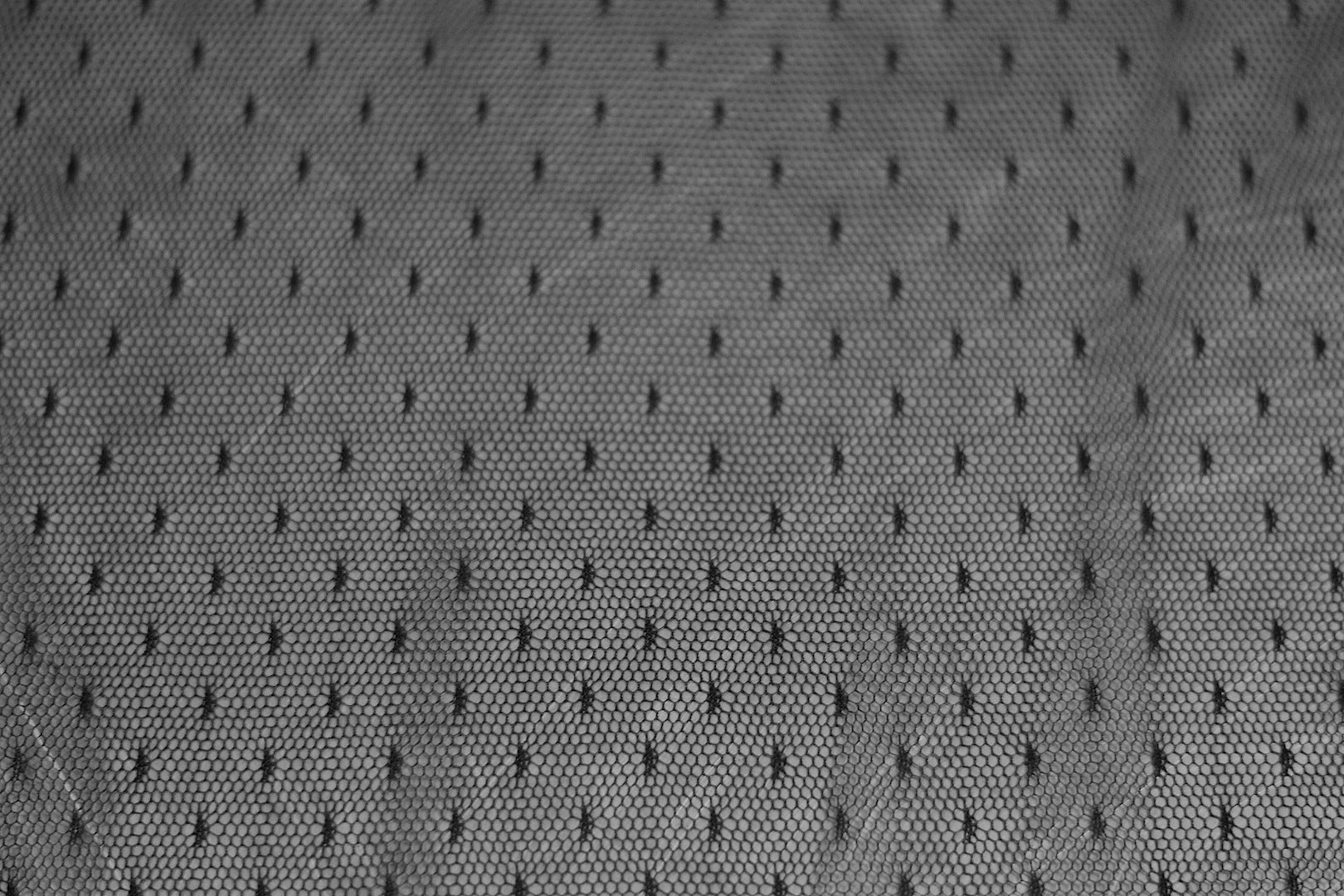 Tissu Résille Plumetis petit pois Noir
