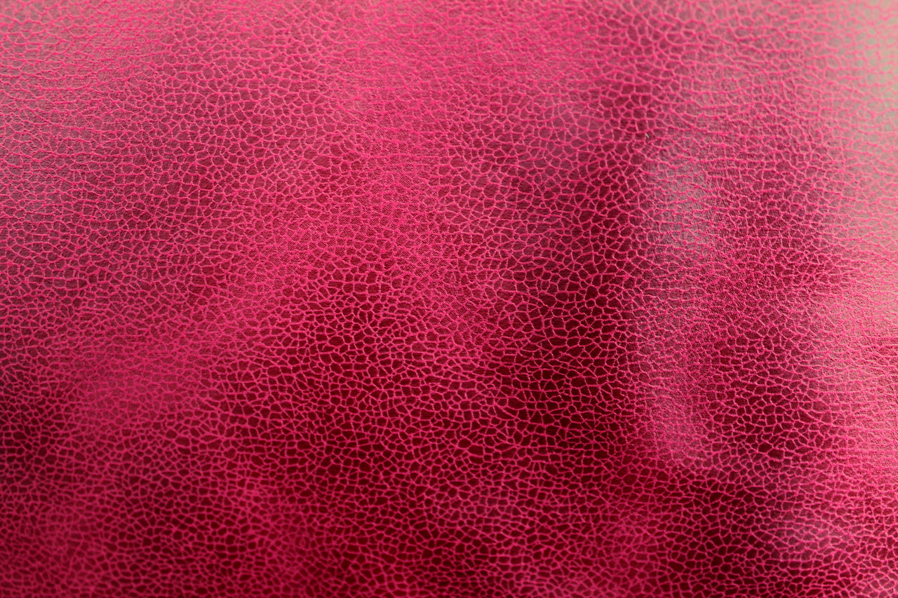 Tissu Suédine effet reptile grainé Framboise